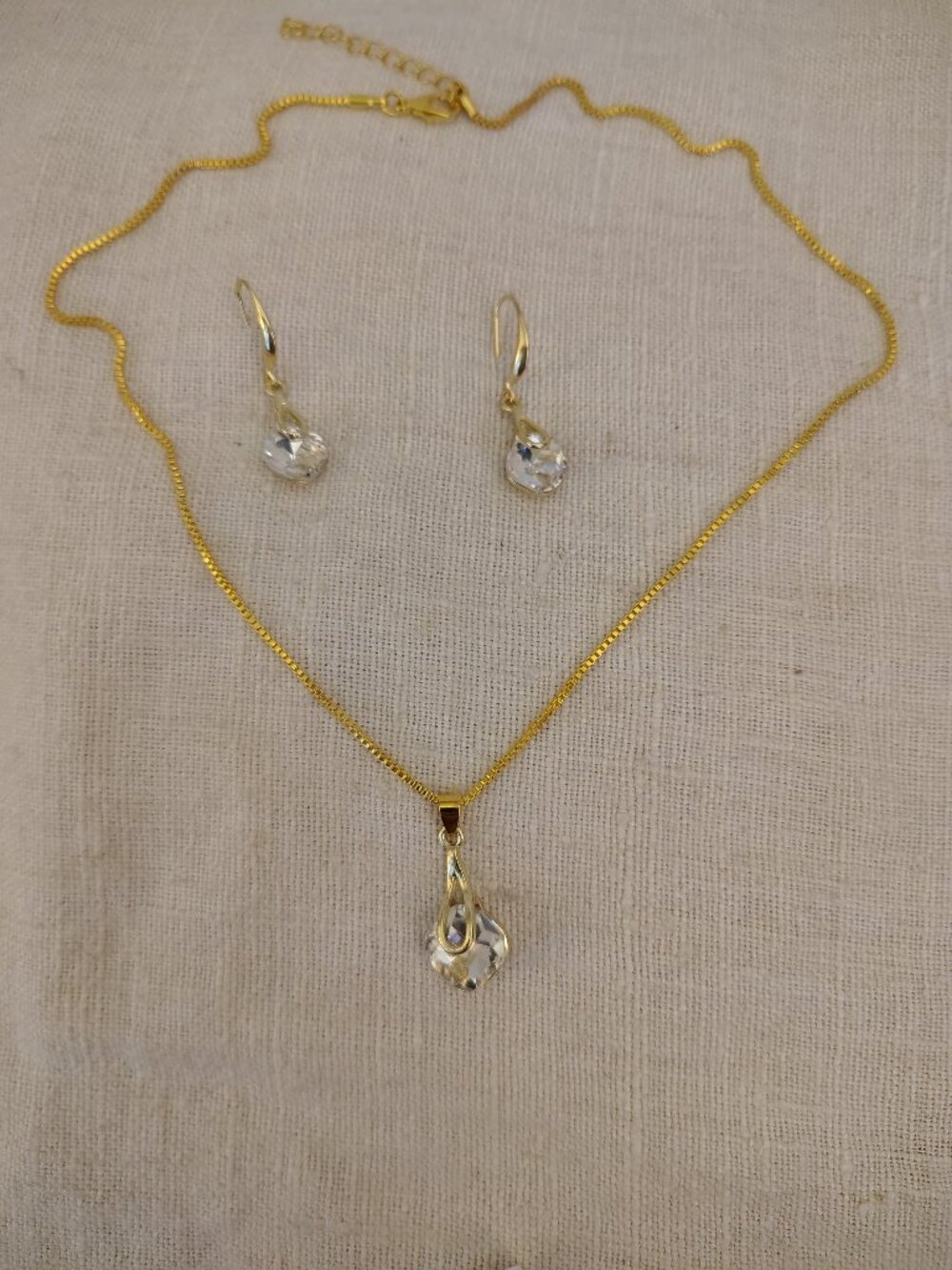 Gold tone glass pendant necklace with matching hook dangle earrings